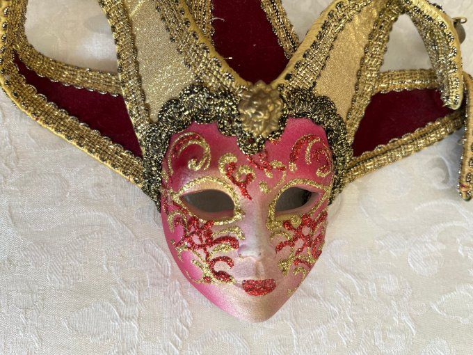 Masque de Venise décoré en céramique, Jocker à pointe bordeaux et doré