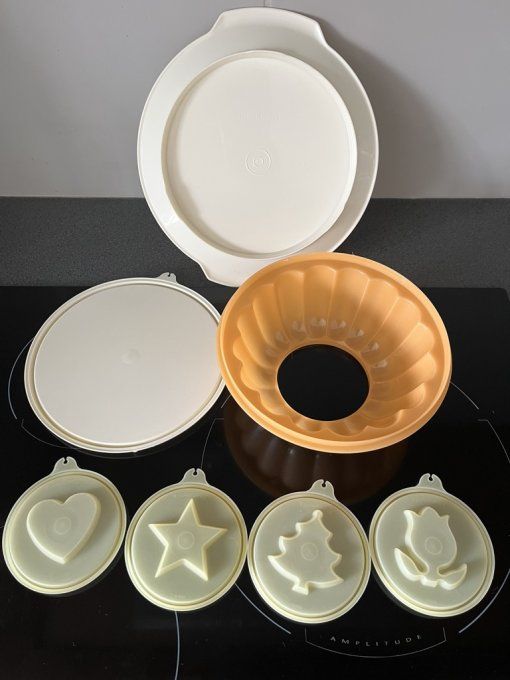 Moule à charlotte tupperware avec son plateau de service et 4 couvercles à motif