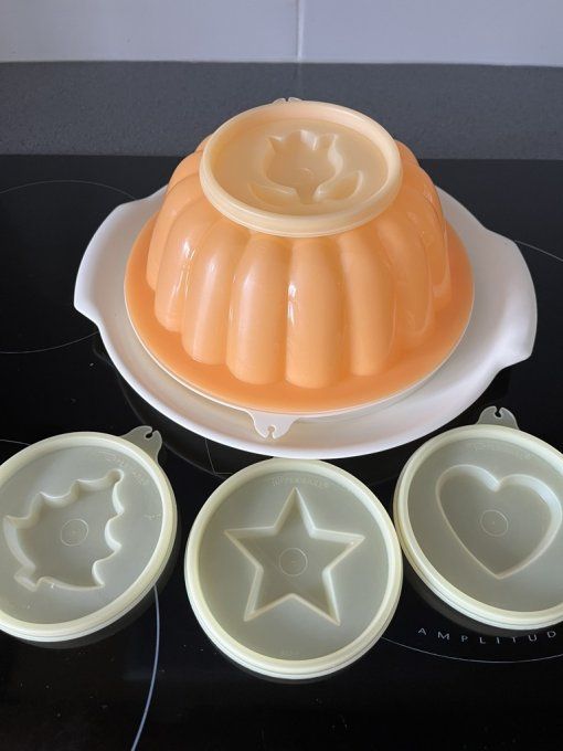 Moule à charlotte tupperware avec son plateau de service et 4 couvercles à motif