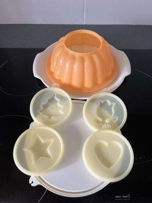 Moule à charlotte tupperware avec son plateau de service et 4 couvercles à motif