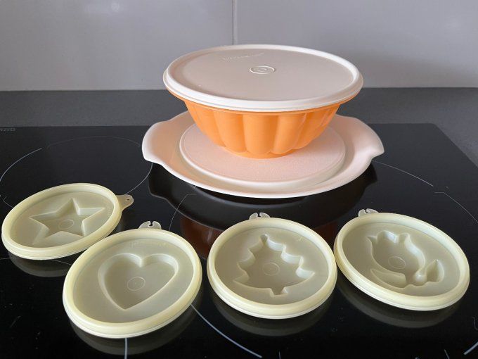 Moule à charlotte tupperware avec son plateau de service et 4 couvercles à motif