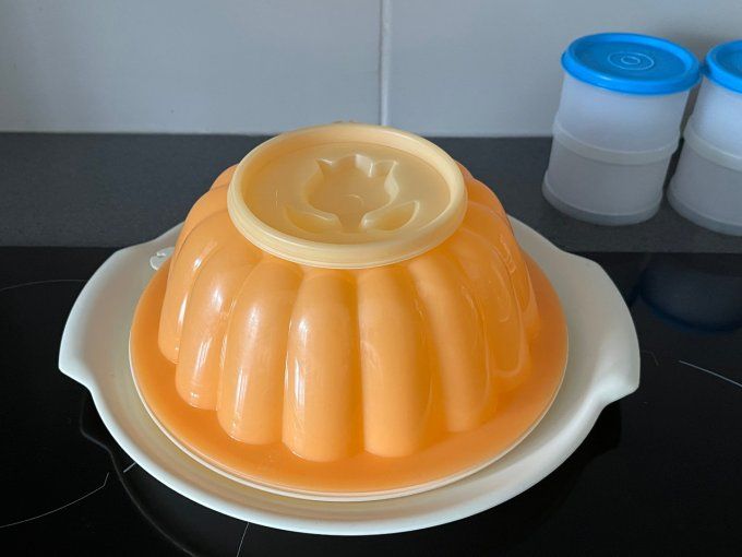 Moule à charlotte tupperware avec son plateau de service et 4 couvercles à motif
