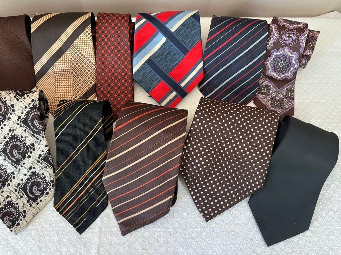 Nombreuses cravates vintages pour une tenue originale, vendues à l'unité