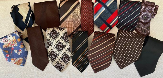 Nombreuses cravates vintages pour une tenue originale, vendues à l'unité