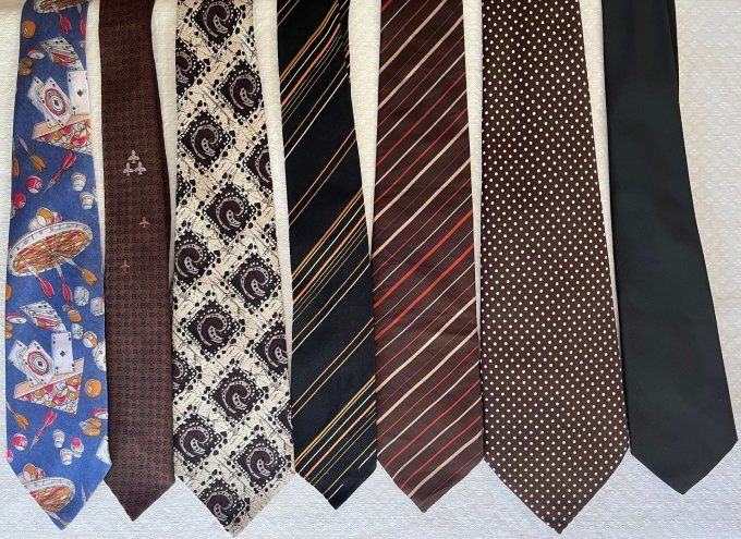 Nombreuses cravates vintages pour une tenue originale, vendues à l'unité