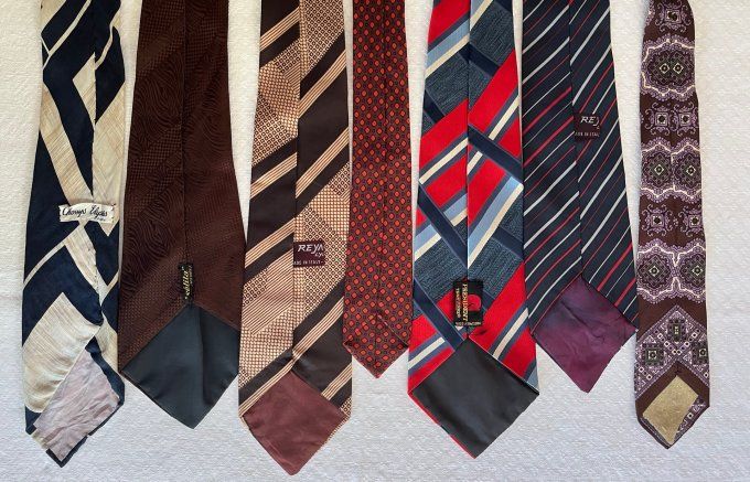 Nombreuses cravates vintages pour une tenue originale, vendues à l'unité