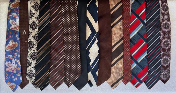 Nombreuses cravates vintages pour une tenue originale, vendues à l'unité