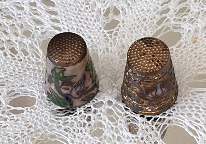 Paire de dés à coudre anciens en émail cloisonné