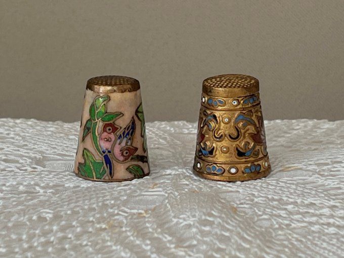 Paire de dés à coudre anciens en émail cloisonné