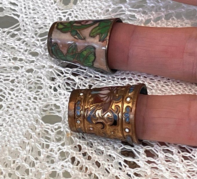 Paire de dés à coudre anciens en émail cloisonné