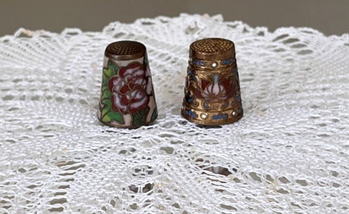 Paire de dés à coudre anciens en émail cloisonné
