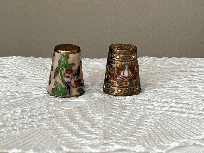 Paire de dés à coudre anciens en émail cloisonné