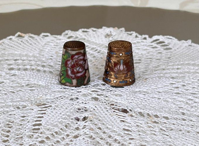 Paire de dés à coudre anciens en émail cloisonné