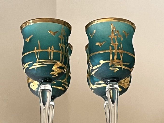 Paire de petits verres à digestif en cristal d'Égypte vert et or.