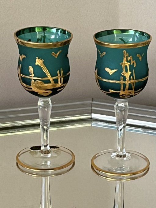 Paire de petits verres à digestif en cristal d'Égypte vert et or.