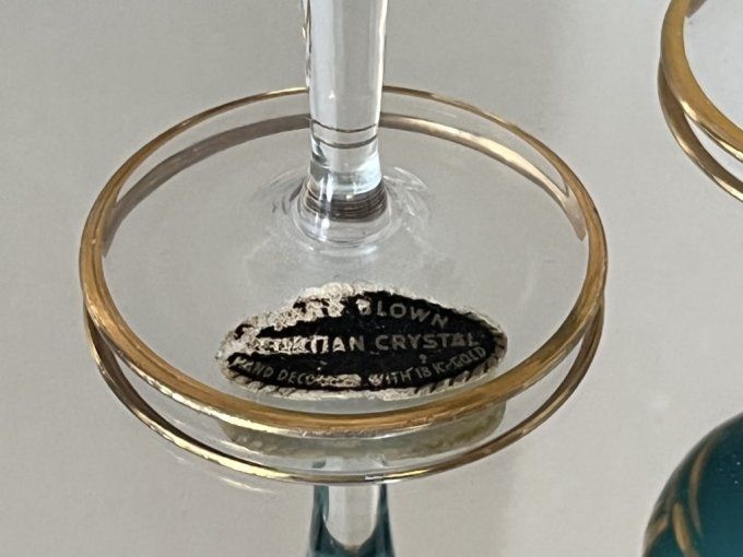 Paire de petits verres à digestif en cristal d'Égypte vert et or.