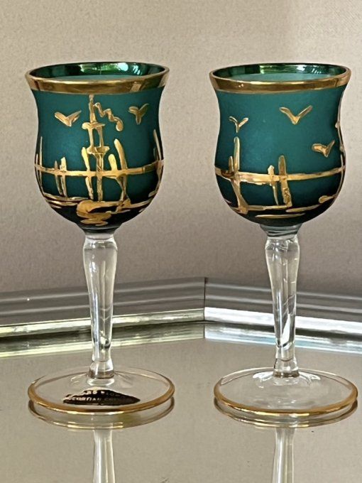 Paire de petits verres à digestif en cristal d'Égypte vert et or.