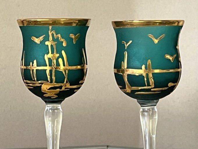 Paire de petits verres à digestif en cristal d'Égypte vert et or.