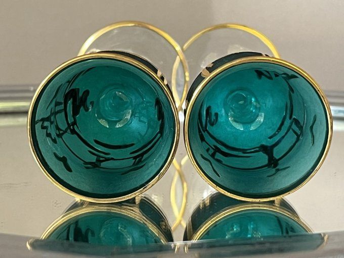 Paire de petits verres à digestif en cristal d'Égypte vert et or.