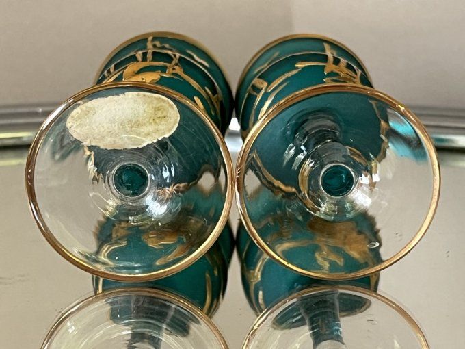 Paire de petits verres à digestif en cristal d'Égypte vert et or.