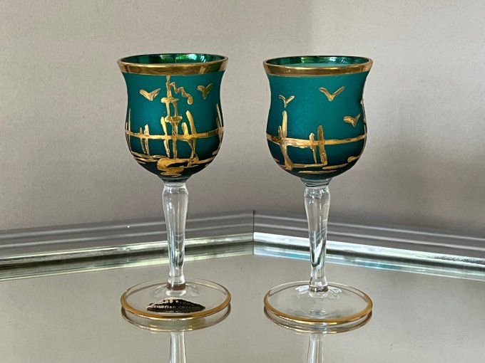Paire de petits verres à digestif en cristal d'Égypte vert et or.