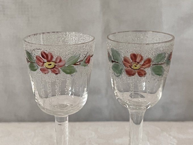 Paire de petits verres à liqueur anciens en cristal à effet glaçon et décor floral