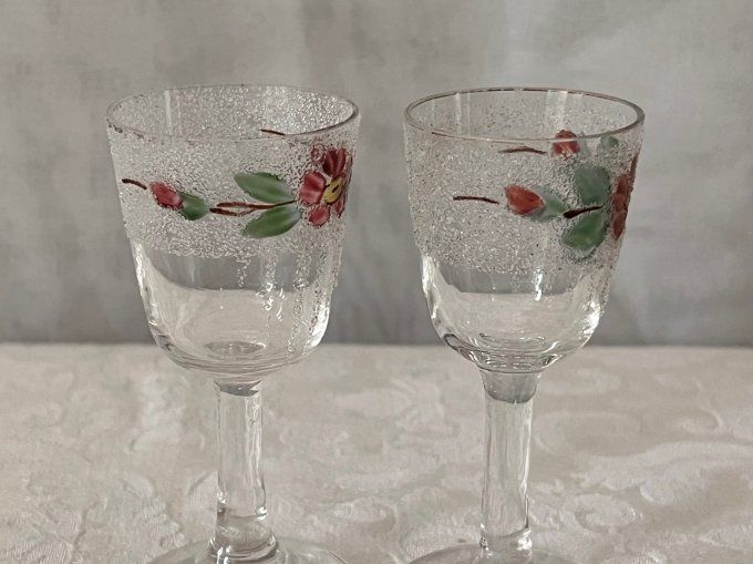 Paire de petits verres à liqueur anciens en cristal à effet glaçon et décor floral