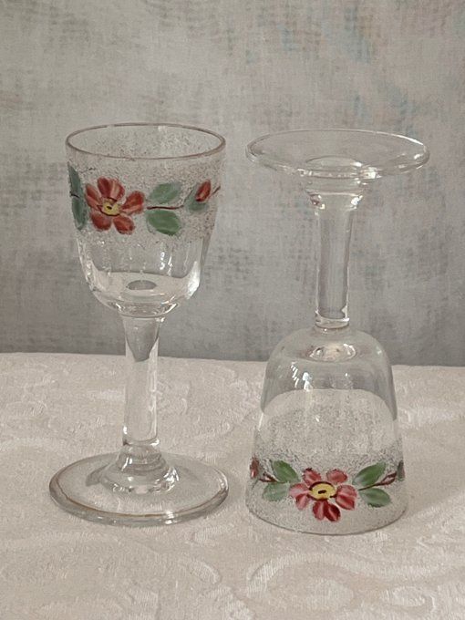 Paire de petits verres à liqueur anciens en cristal à effet glaçon et décor floral