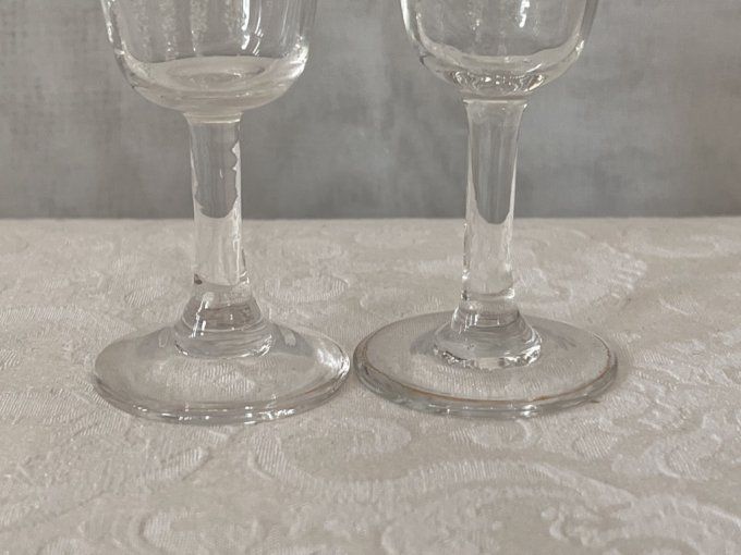 Paire de petits verres à liqueur anciens en cristal à effet glaçon et décor floral
