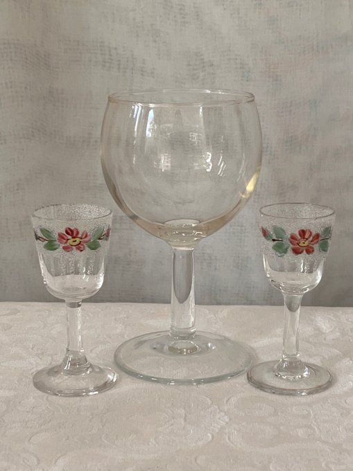 Paire de petits verres à liqueur anciens en cristal à effet glaçon et décor floral