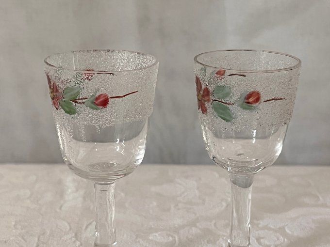 Paire de petits verres à liqueur anciens en cristal à effet glaçon et décor floral
