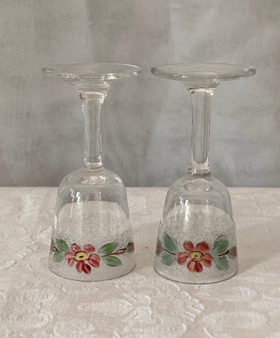 Paire de petits verres à liqueur anciens en cristal à effet glaçon et décor floral