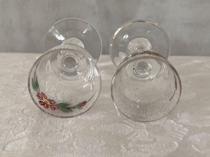 Paire de petits verres à liqueur anciens en cristal à effet glaçon et décor floral