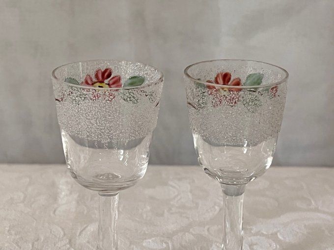 Paire de petits verres à liqueur anciens en cristal à effet glaçon et décor floral