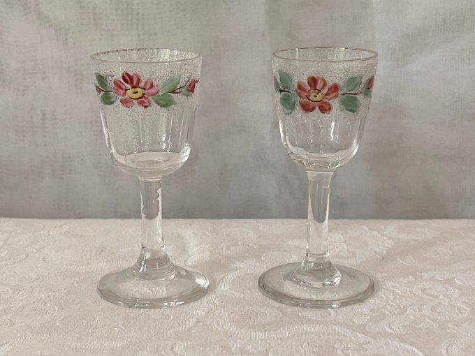 Paire de petits verres à liqueur anciens en cristal à effet glaçon et décor floral