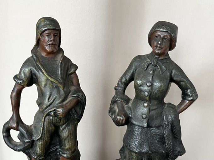 Paire de statues anciennes en régule, Andmeme - Marin Pêcheur et Marchande de poissons