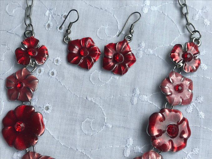 Parure, collier ras de cou et boucles d’oreilles, fleurs émaillées rouges et roses