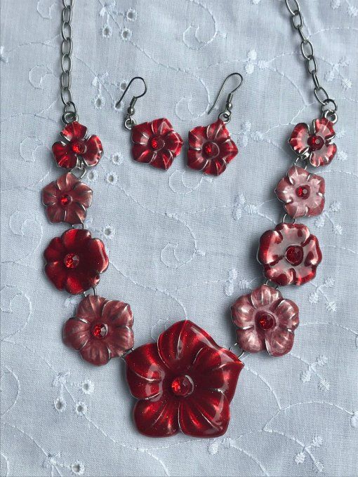 Parure, collier ras de cou et boucles d’oreilles, fleurs émaillées rouges et roses