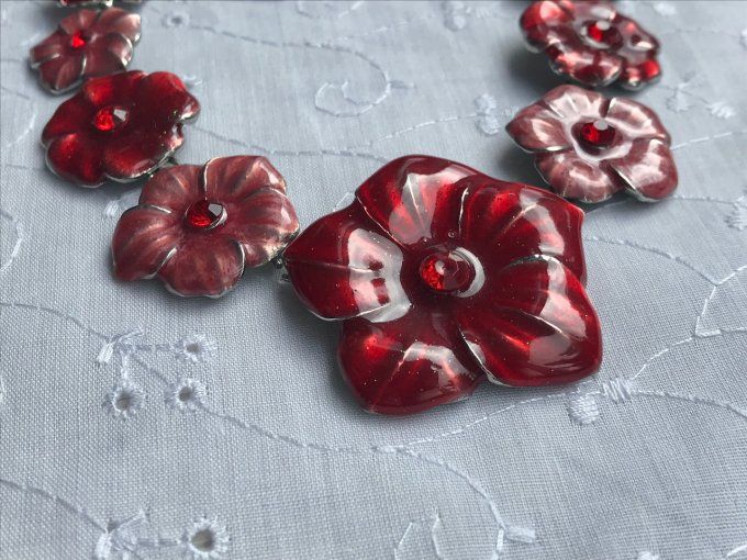 Parure, collier ras de cou et boucles d’oreilles, fleurs émaillées rouges et roses
