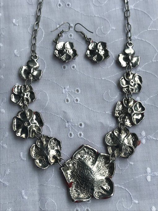 Parure, collier ras de cou et boucles d’oreilles, fleurs émaillées rouges et roses