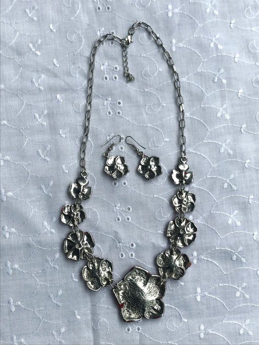 Parure, collier ras de cou et boucles d’oreilles, fleurs émaillées rouges et roses