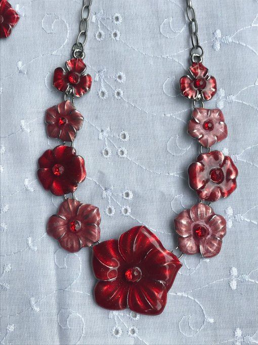 Parure, collier ras de cou et boucles d’oreilles, fleurs émaillées rouges et roses