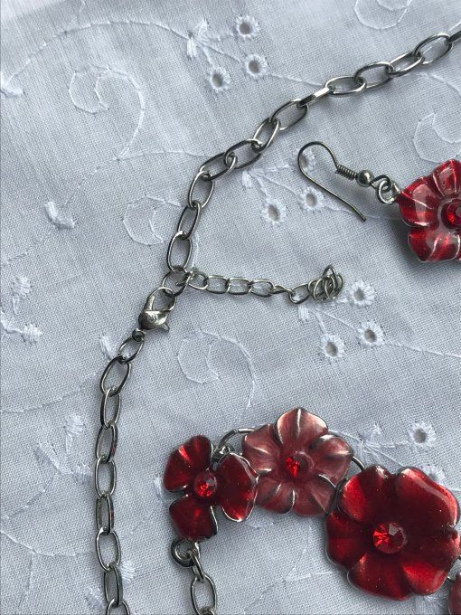 Parure, collier ras de cou et boucles d’oreilles, fleurs émaillées rouges et roses