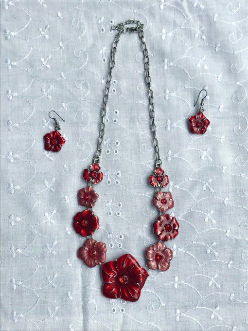 Parure, collier ras de cou et boucles d’oreilles, fleurs émaillées rouges et roses