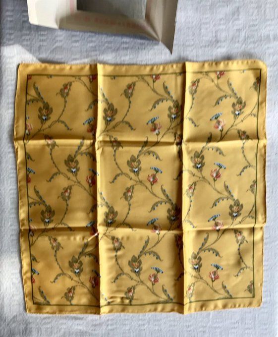 Petit carré de satin polyester, Guy Laroche, Paris, Du parfum FIDJI, Neuf