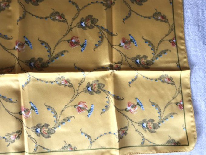 Petit carré de satin polyester, Guy Laroche, Paris, Du parfum FIDJI, Neuf