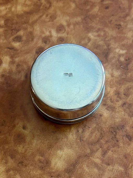 Petite boite de poche, Pilulier en métal argenté décor tourbillon, poincon JF