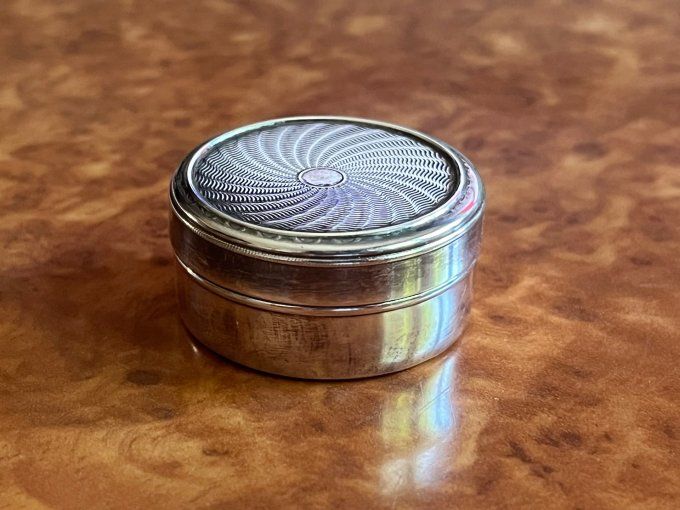 Petite boite de poche, Pilulier en métal argenté décor tourbillon, poincon JF