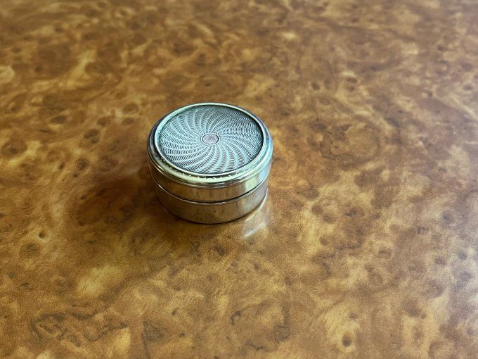 Petite boite de poche, Pilulier en métal argenté décor tourbillon, poincon JF