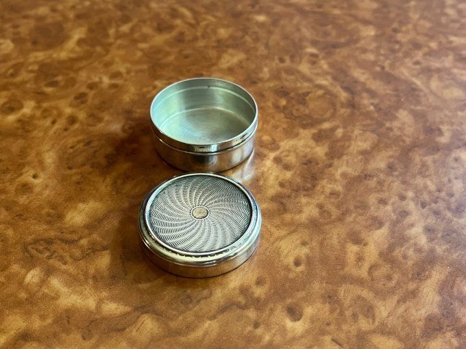 Petite boite de poche, Pilulier en métal argenté décor tourbillon, poincon JF